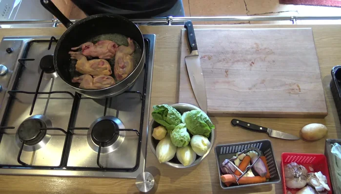 Préparer les légumes : Laver et couper les légumes (endives, pommes de terre, carottes, oignons, sucrine).