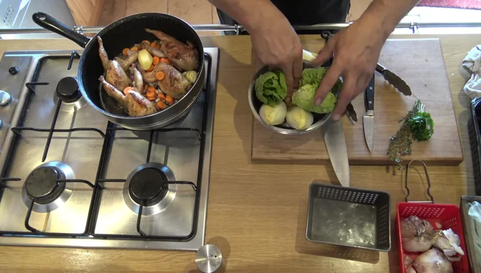 Cuire les légumes : Ajouter les légumes à la sauteuse/cocotte avec les cailles.