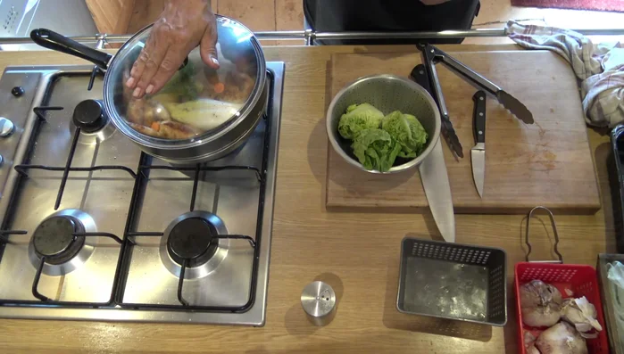 Laisser mijoter : Couvrir et laisser mijoter à feu doux pendant 15 minutes, puis vérifier la cuisson.