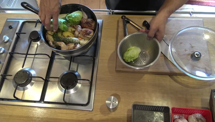 Finir la cuisson : Si nécessaire, laisser mijoter encore une demi-heure (environ 40 minutes au total) jusqu'à ce que les cailles et les légumes soient bien cuits.