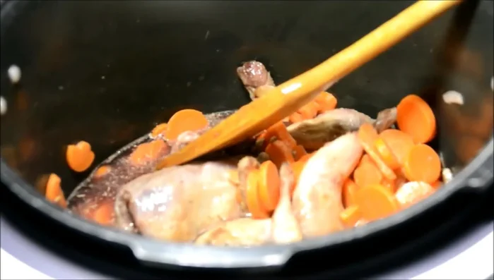 Assaisonner avec du thym, du sel, du poivre et de l'ail déshydraté.