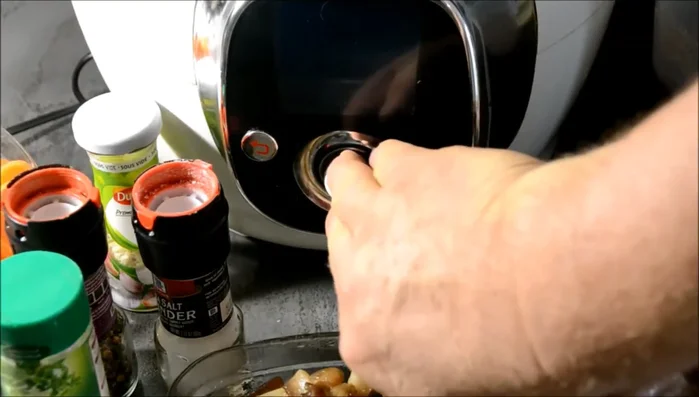Allumer le Cookeo et verser de l'huile d'olive dans la cuve. Attendre que l'huile soit chaude.