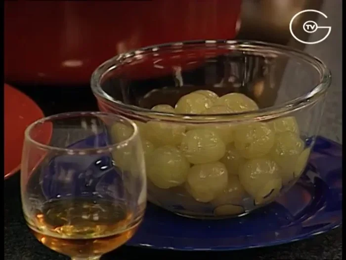 Ajouter les raisins pelés et sans pépins dans la cocotte avec le beurre de cuisson des cailles. Faire caraméliser légèrement.