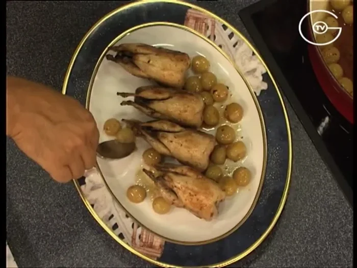 Dresser les cailles avec les raisins caramélisés, le jus et les pignons de pain passés au four.