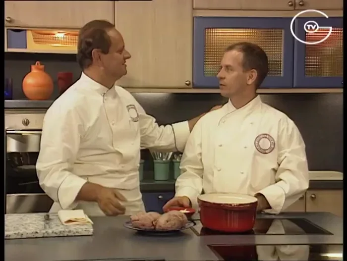 Faire colorer les cailles dans une cocotte avec du beurre (25g) à feu moyen.