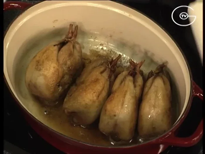 Mettre les cailles au four préchauffé à 200°C pendant 10 minutes, posées sur la poitrine.