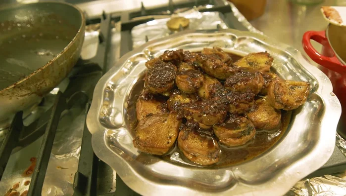 Napper les pigeonneaux avec la sauce.