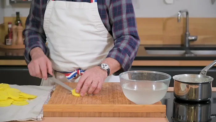 Sécher les tranches de pommes de terre sur un torchon pour enlever l'excédent d'humidité. (173.82)