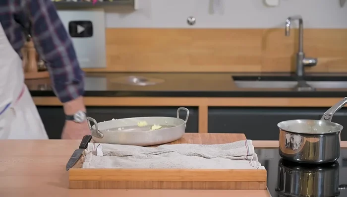Beurrer généreusement un plat à gratin. (213.62)