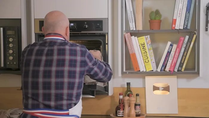 Sortir le gratin du four et laisser reposer légèrement avant de servir. (308.06)