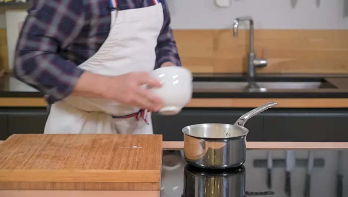 Faire chauffer le lait avec le thym, le laurier et l'ail écrasé. (81.04)