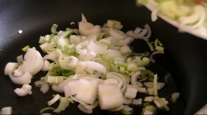 Chauffer une poêle avec de l'huile d'olive. Ajouter la partie blanche des oignons et cuire jusqu'à ce qu'ils soient translucides. Ajouter ensuite la partie verte, mélanger et arrêter la cuisson.