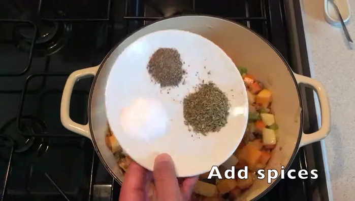 Ajouter les épices (sel, poivre, herbes de Provence) et bien mélanger.