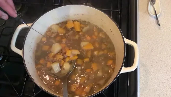 Vérifier la cuisson des légumes avec la pointe d'un couteau.