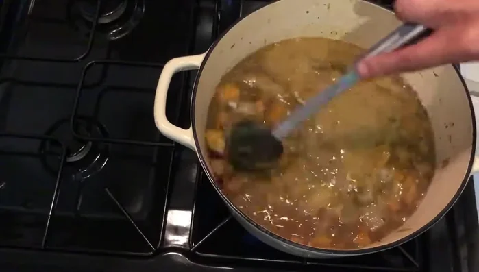 Verser le mélange crémeux dans la marmite, bien mélanger.