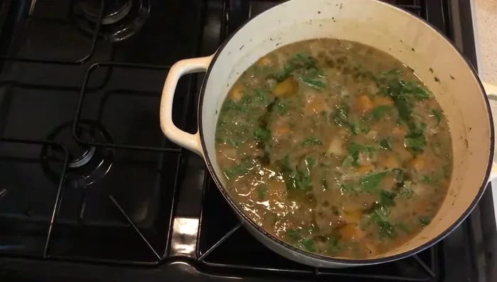Ajouter 2 cuillères à soupe d'huile d'olive, mélanger.