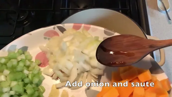Ajouter l'huile d'olive dans une poêle bien chaude et faire revenir l'oignon quelques minutes.