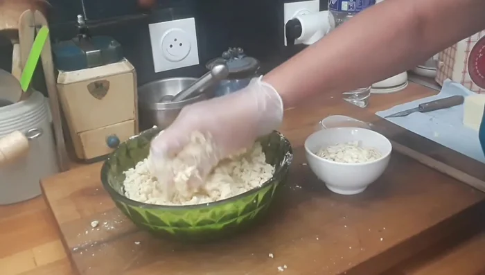 Mélanger jusqu'à obtenir une texture grumeleuse. Incorporer la moitié des amandes effilées.