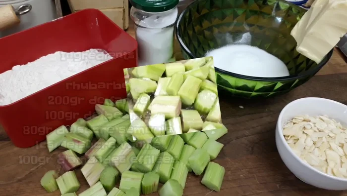 Faire cuire la rhubarbe dans une poêle avec du beurre et une cuillère à soupe de sucre vanillé pendant quelques minutes. Mélanger.