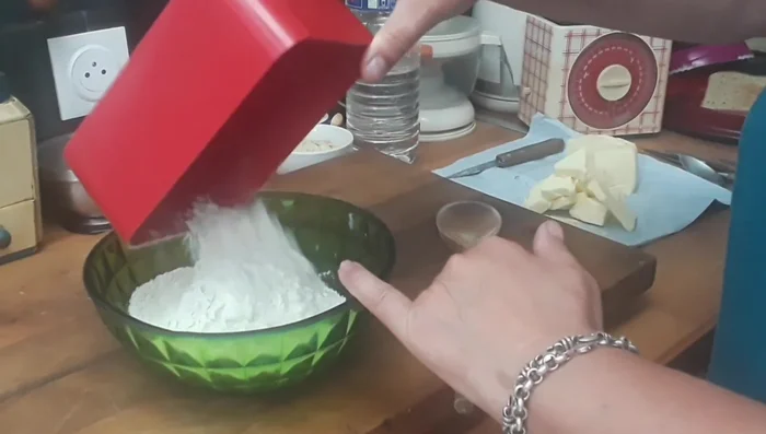 Mélanger le sucre semoule et la farine.