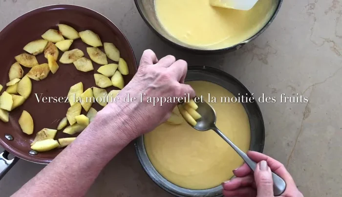 Verser la moitié de la préparation aux pommes dans un plat à four.