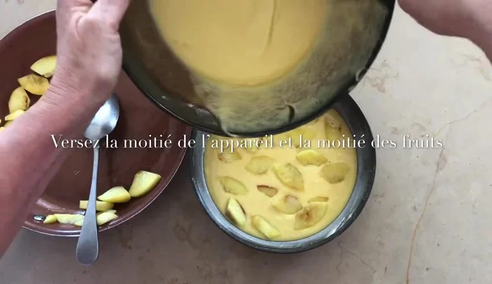 Recouvrir avec le reste de la pâte à clafoutis.