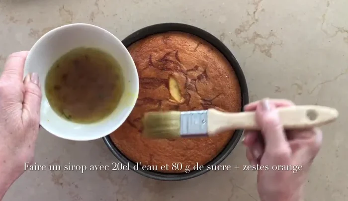 Après cuisson, verser le sirop d'orange et de romarin sur le clafoutis.