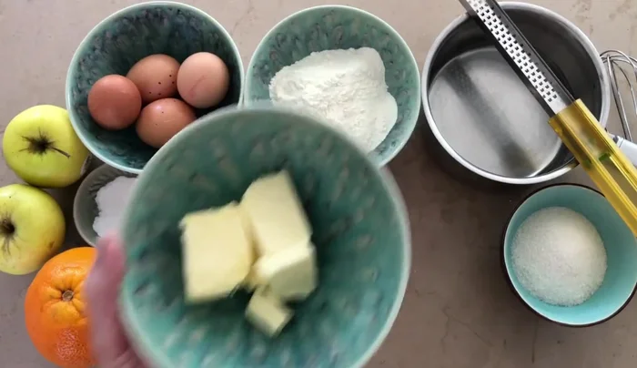 Faire fondre 70g de beurre dans une casserole.