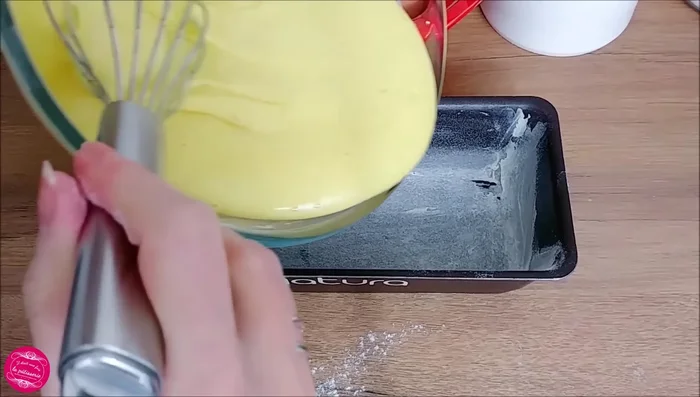 Verser la pâte dans le moule.