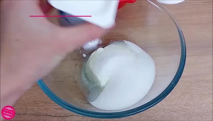 Préchauffer le four. Placer le yaourt dans un récipient.