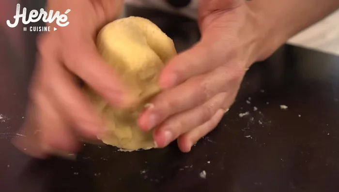 Former une boule, aplatir et réserver au frais au moins 30 minutes.