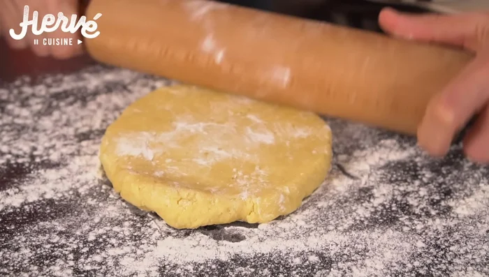Étaler la pâte sur un plan de travail fariné et foncer un cercle à pâtisserie.