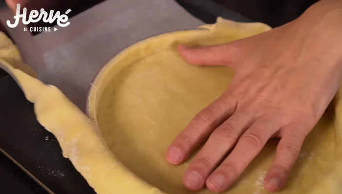 Cuire la pâte à blanc (sans garniture) pendant 10-12 minutes à 180°C, recouverte de papier cuisson et de poids.