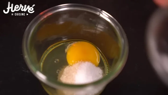 Ajouter l'oeuf battu, le sucre et le sel. Mélanger jusqu'à former une boule.