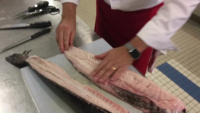 Répéter les étapes 1 et 2 de l'autre côté du poisson.