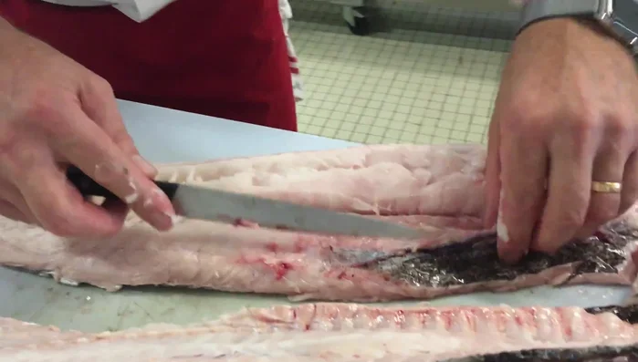 Parer le poisson : Retirer les parties moins esthétiques sur les bords du filet. Couper proprement pour un résultat impeccable.