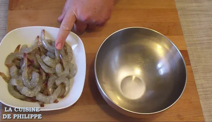 Mettre les crevettes décortiquées dans un saladier.