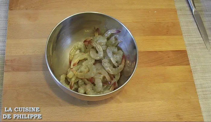 Préparer la marinade : mélanger le jus de citron, la sauce soja, l'huile de sésame, l'ail haché, le gingembre râpé, le piment d'Espelette, la moitié des graines de sésame, du poivre et un peu de sel.