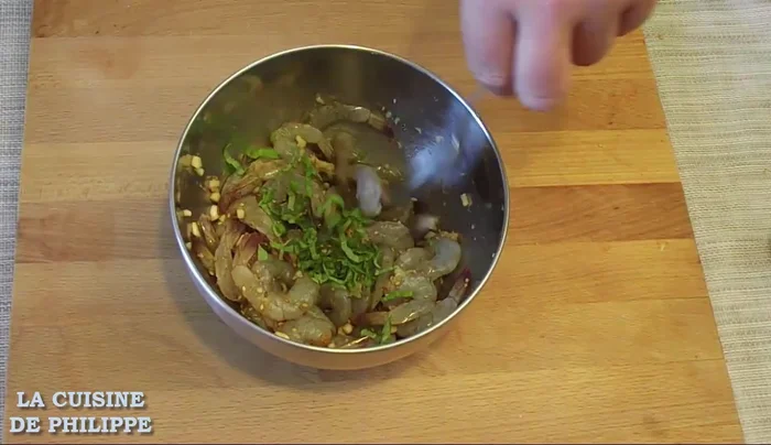 Ajouter le basilic ciselé à la marinade.