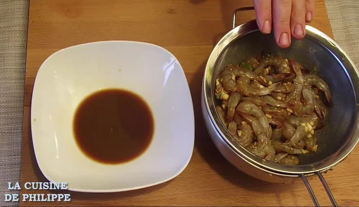 Égoutter les crevettes et réserver la marinade.