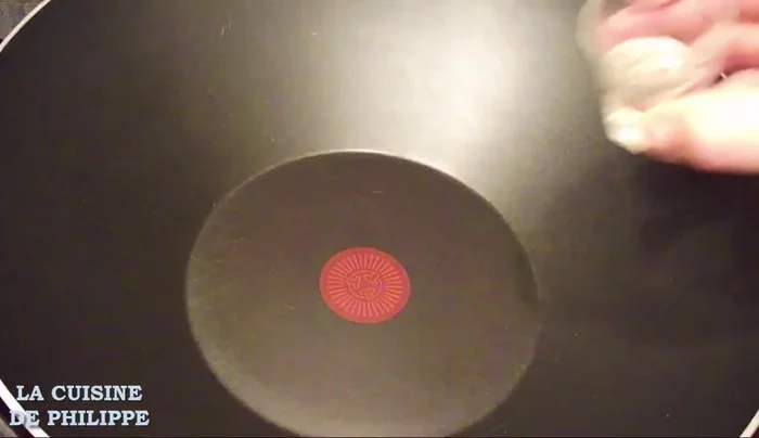 Faire chauffer l'huile dans une poêle ou un wok.
