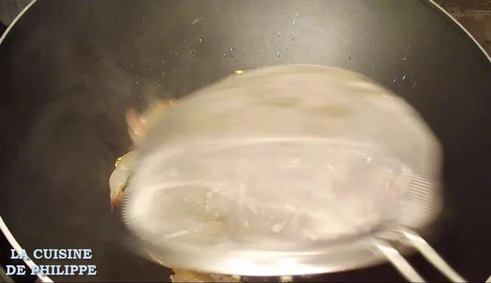 Faire cuire les crevettes pendant 3-4 minutes de chaque côté, jusqu'à ce qu'elles soient dorées.