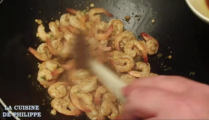 Ajouter une partie de la marinade en cours de cuisson et poursuivre 1 minute.
