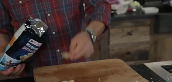 Dressage: Déposer le coulis d'épinards, puis la préparation aux huîtres et la gelée. Ajouter quelques gouttes de coulis au gin, des zestes de citron vert, du piment d'Espelette, du cerfeuil et des oeufs.