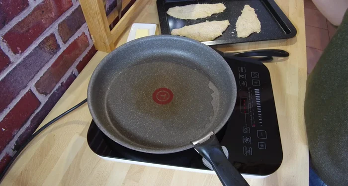 Cuire les filets : Faire chauffer l'huile de tournesol dans une poêle à feu moyen. Déposer les filets panés et cuire 4 à 5 minutes de chaque côté, en ajoutant un peu de beurre à mi-cuisson, jusqu'à ce qu'ils soient dorés et le poisson cuit.