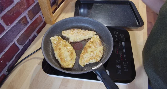 Servir : Déposer les filets de merlan sur un plat. Assaisonner avec une pincée de fleur de sel, du poivre fraîchement moulu, et du persil haché. Servir avec des quartiers de citron.