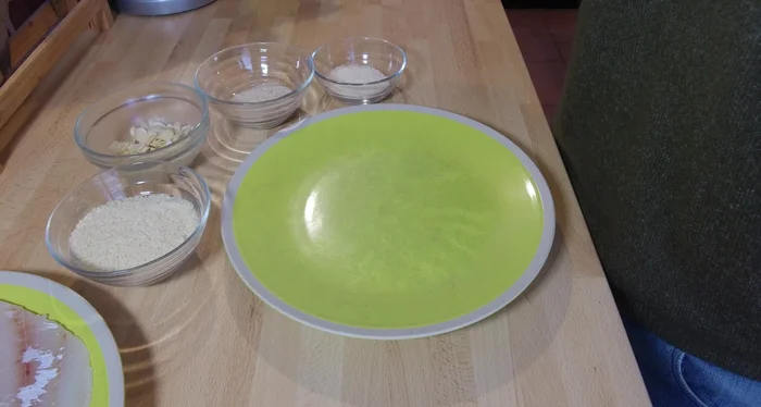 Préparer la panure : Mélanger la poudre d'amandes, les amandes effilées, la chapelure et le parmesan râpé dans une assiette.
