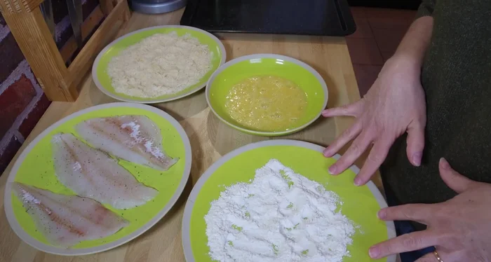 Paner les filets de merlan : Passer chaque filet dans la farine, puis dans l'œuf battu, et enfin dans la panure en pressant légèrement pour faire adhérer.