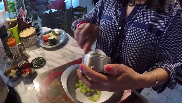 Ajouter les légumes coupés au yaourt.