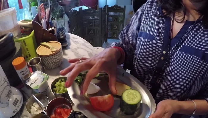 Couper le concombre, la tomate, l'oignon et la pomme en petits morceaux.